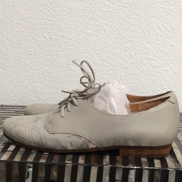 EUC LATIGO “ Junebug” Leather Lace Up Oxford Shoes Light Gray Low Heels - Picture 8 of 10